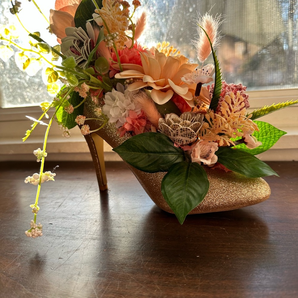 Gold Stiletto with Floral Arrangement - Picture 5 of 9